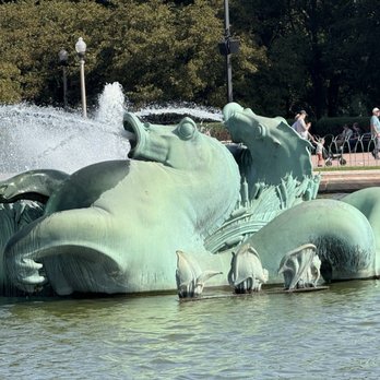 Buckingham Fountain - Landmarks & Historical Buildings Near Me - Chicago, Illinois