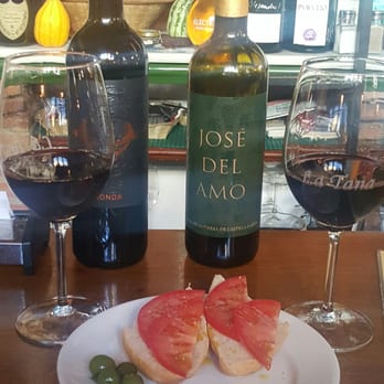 La Tana - Our first glass of red with the first tapas - Tapas Bars Near Me - Granada, GR