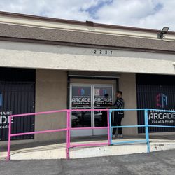 Extraordinaire Arcade - Front entrance