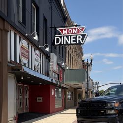 Mom's Diner - Front