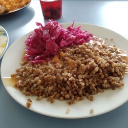 Bar Turystyczny PSS Społem - Kasza gryczana z sosem pomidorowym i surówka z czerwonej kapusty.