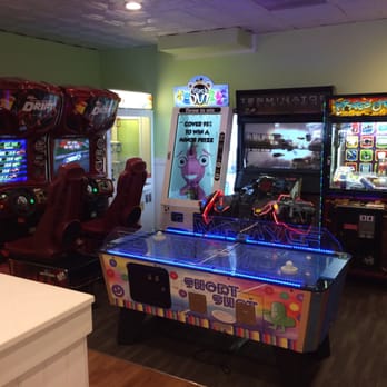 Round Table Pizza - Gaming area, restrooms are back here too. - Pizza Near Me - Kailua, Hawaii