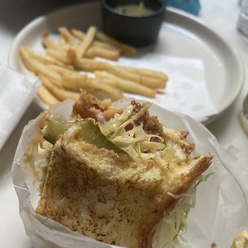 The Hidden Pearl - Chicken sandwich! - Cocktail Bars Near Me - Brooklyn, New York
