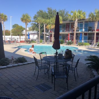 Mother Earth Motor Lodge - Pool area - Hotels Near Me - Kinston, North Carolina