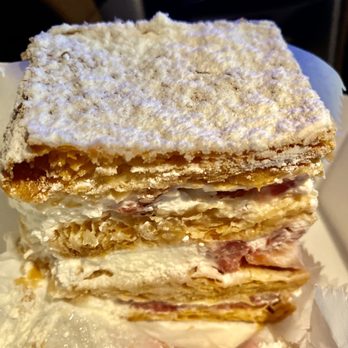 L'Arte Bianco Bakery - Milhojas de fresa y chantilly - Bakeries Near Me - Miami, Florida
