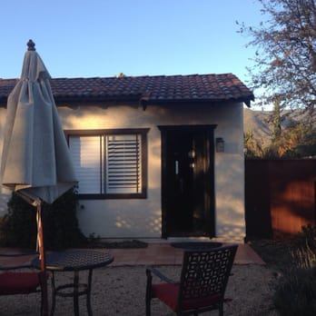 Hummingbird Inn - Patio and front of king bungalow with the beautiful mountain backdrop. - Hotels Near Me - Ojai, California