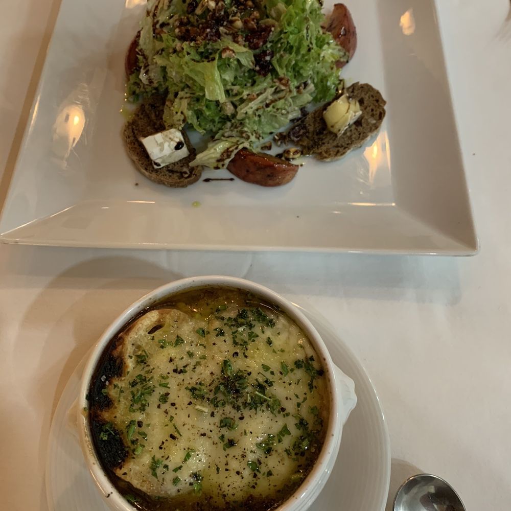 Les Cèpages - French onion soup. Salade Brie. Mixed salad with walnut dressing, warm Brie cheese, and caramelized gala apples. - French Near Me - Cancún, ROO Les Cèpages - French onion soup. Salade Brie. Mixed salad with walnut dressing, warm Brie cheese, and caramelized gala apples. - French Near Me - Cancún, ROO