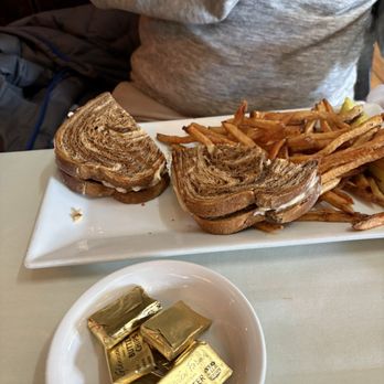 Fife 'n Drum Restaurant & Inn - New American Near Me - Kent, Connecticut