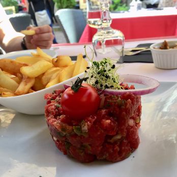 L'Os à Moëlle - Close-up of Traditionnel beef tartare - French Near Me - Nancy, 54