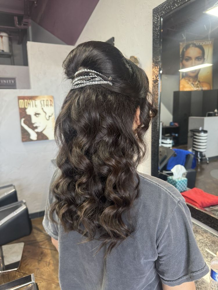 Yazis Hair Salon Logo