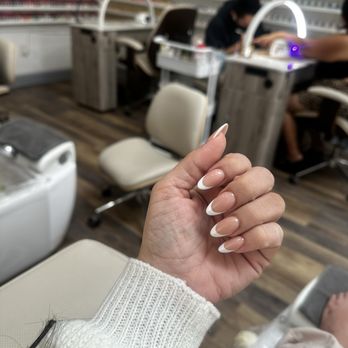 M Nails Studio - French tip acrylic nails - Nail Salons Near Me - Hollywood, California