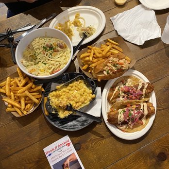 Hook & Anchor - Shrimp Alfredo, Lobster Sriracha Mac and Cheese, lobster roll, mahi mahi tacos - Seafood Near Me - Costa Mesa, California