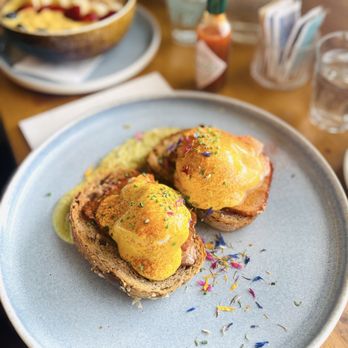 Restaurant Aarburg - Eggs Benedict with ham - Swiss Food Near Me - Unterseen, BE Restaurant Aarburg - Eggs Benedict with ham - Swiss Food Near Me - Unterseen, BE
