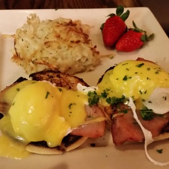 Chester's Kitchen and Bar - Eggs Benedict - Just ok - New American Near Me - Rochester, Minnesota