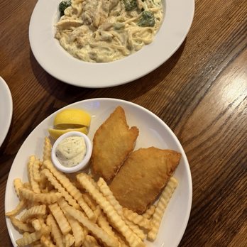 D'Agostino's Pizza and Pub - Fish n' Chips, Chicken & Broccoli Alfredo Entrée (Serves 1) - Pizza Near Me - Wheeling, Illinois