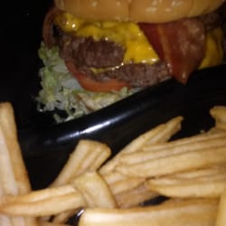 Denny's - Bomb burgers