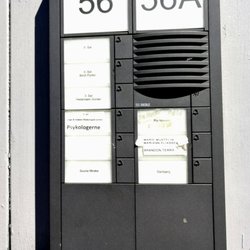 Masjid Sunnah - Eneste tegn på en moské her er navneskiltet nederst under 56