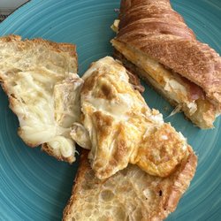 Cafe Conrado - Croissant with bacon and eggs