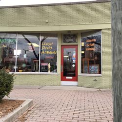 Lloyd David Antique's - Nice little shop. Not a lot our selection but the owner said they get new things all the time.