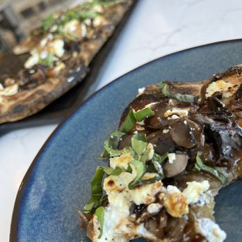 Vincent William Wine - Mushroom flatbread - Wineries Near Me - Madison, Ohio Vincent William Wine - Mushroom flatbread - Wineries Near Me - Madison, Ohio