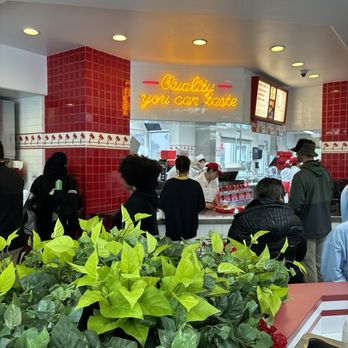 In-N-Out Burger - ows people in a restaurant - Fast Food Near Me - Goleta, California In-N-Out Burger - ows people in a restaurant - Fast Food Near Me - Goleta, California