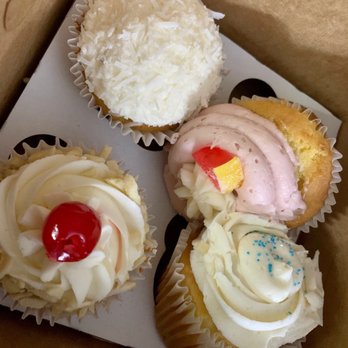 Cupcake A La Mode - Let it Snow Cupcake, Raspberry Lemonade Cupcake, Amaretto Sweet Cupcake, Wedding Cake cupcake - Cupcakes Near Me - Lee's Summit, Missouri