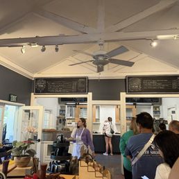 Long line (for ordering) already @ 9am!
