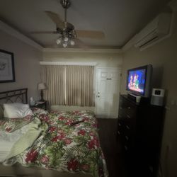 Los Gatos Garden Inn Hotel - This is the room from the bathroom