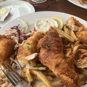 Noyo River Grill - The combo plate, fish, shrimp and scallops - American Near Me - Fort Bragg, California