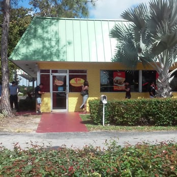 La Granja Griffin - Not open yet, but the crowd gathers at the entrance. - Peruvian Near Me - Davie, Florida