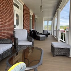 Yoder's Guest House - Front porch sittin