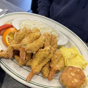 Flavor Table - Fried fish and shrimp combo with grits - Cajun/Creole Near Me - Los Angeles, California Flavor Table - Fried fish and shrimp combo with grits - Cajun/Creole Near Me - Los Angeles, California