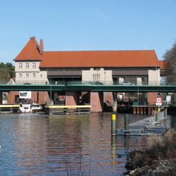 Schleuse Kleinmachnow - Vorderschleuse in Kleinmachnow mit der Schleusenbrücke und dem Teltowkanal, Blick von Westen aus.