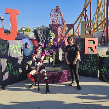 Six Flags Magic Mountain - A very interactive JOKER and harley quinn - Amusement Parks Near Me - Valencia, California Six Flags Magic Mountain - A very interactive JOKER and harley quinn - Amusement Parks Near Me - Valencia, California