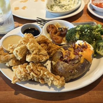Cheddar's Scratch Kitchen - Chicken Finger and Shrimp with loaded Bake potato and broccoli - American Near Me - Midwest City, Oklahoma Cheddar's Scratch Kitchen - Chicken Finger and Shrimp with loaded Bake potato and broccoli - American Near Me - Midwest City, Oklahoma