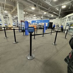 Best Buy - Empty store yet a 25 minute wait to get a charger behind the cashier