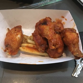 Dave & Buster's Wayne - This was the good batch..but the wings are on top of my fries.. - Arcades Near Me - Wayne, New Jersey