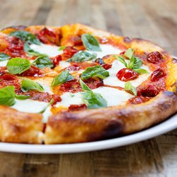District - Margherita pizza