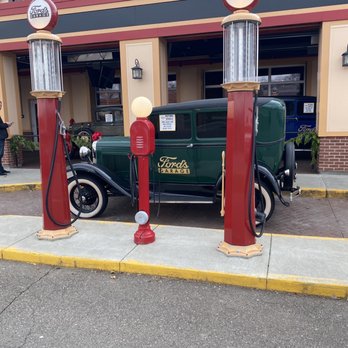Ford's Garage Dearborn - Burgers Near Me - Dearborn, Michigan