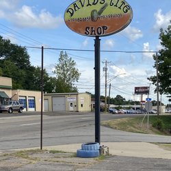 David’s Tire Shop - Street sign