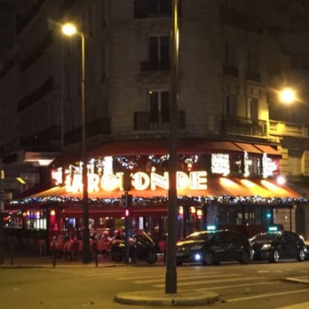 La Rotonde - A line of green lit taxis at 1:00 am: La Rotonde is packed on a Sunday night while other Paris standbys are closed. - Brasseries Near Me - Paris, 75