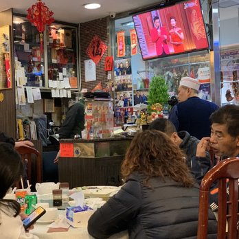 新光潮州菜館 - inside.  simple, casual, clean... a lot of locals come here as restaurant has been here for decades... and retained the HK 80s charm - Teochew Near Me - Hong Kong, HK
