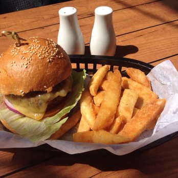 Ivanhoe Hotel - Pub Food Near Me - Manly, NSW
