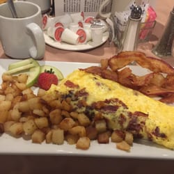 Split Rock Grill - Omelette with bacon and cheese, side of potatoes and bacon