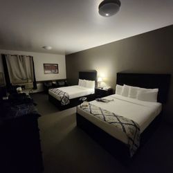 Roadhouse 52 Inn & Suites - A view of the luxurious twin room