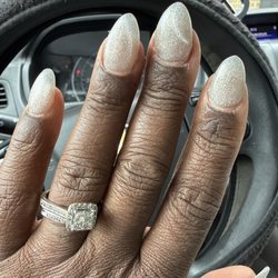 Allure  Nails - Sparkly nails. Not very cats eye.