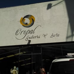 Oropal Galería & Arte - Logo en fachada