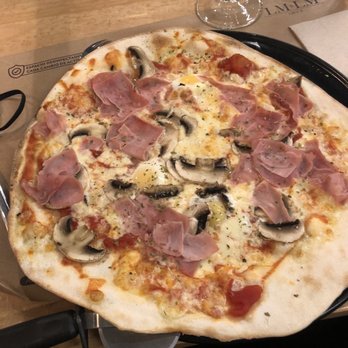 La Mafia - Pizza prosciutto e funghi con huevo de codorniz - Italian Near Me - Bilbao, BI