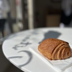 Des Croissants Paris - Pain Au Chocolat