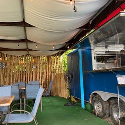 El Oceano En Tu Mesa - Food truck and seating